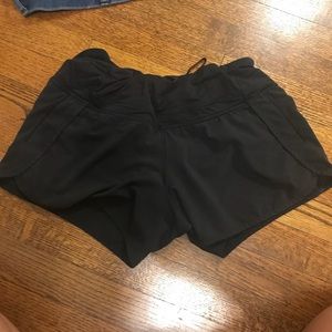 Run times 4” lululemon, black, size 6
